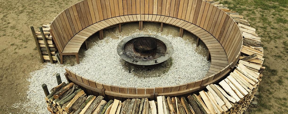 Fort waterlinie couch with fire pit