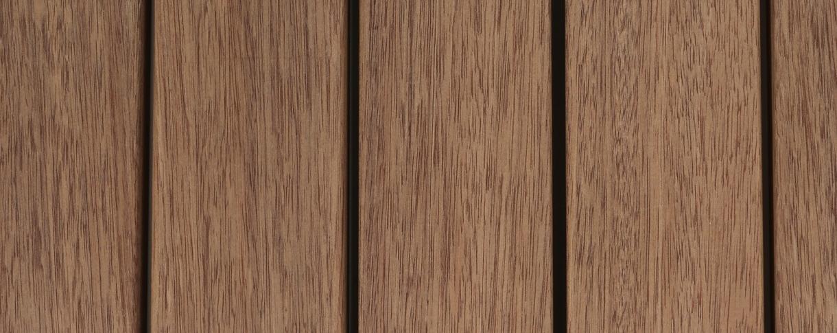 Basralocus hout, donker bruin van kleur, geschikt voor oa vloeren en gevels. 