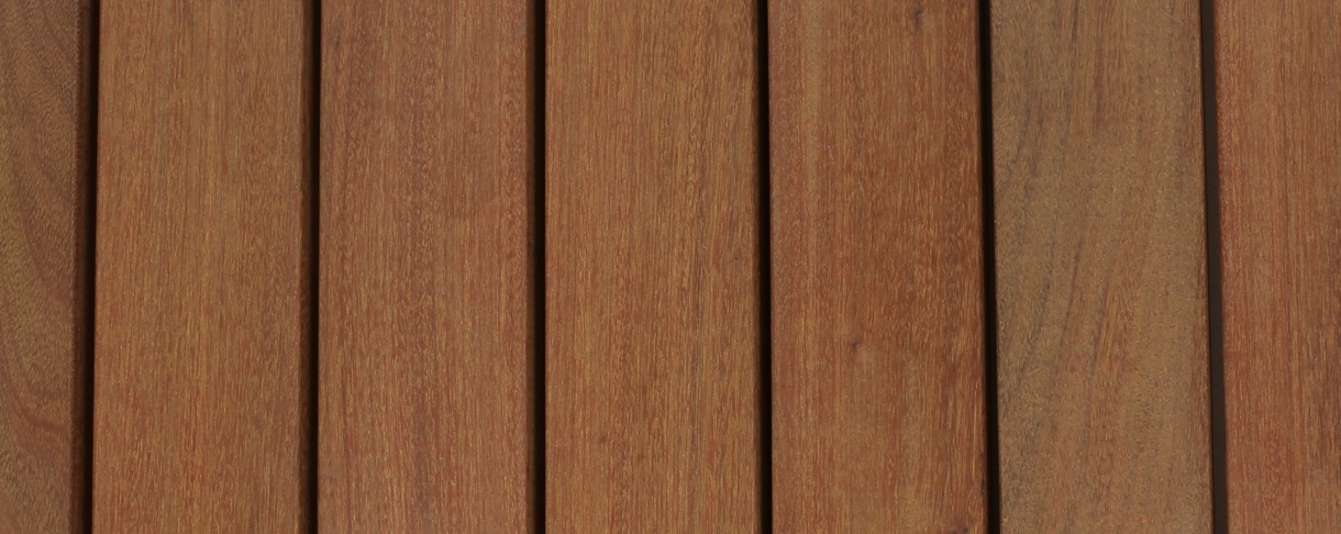 Ipe Holz hat eine ziemlich gleichmäßige Struktur ohne ausgeprägte Zeichnung