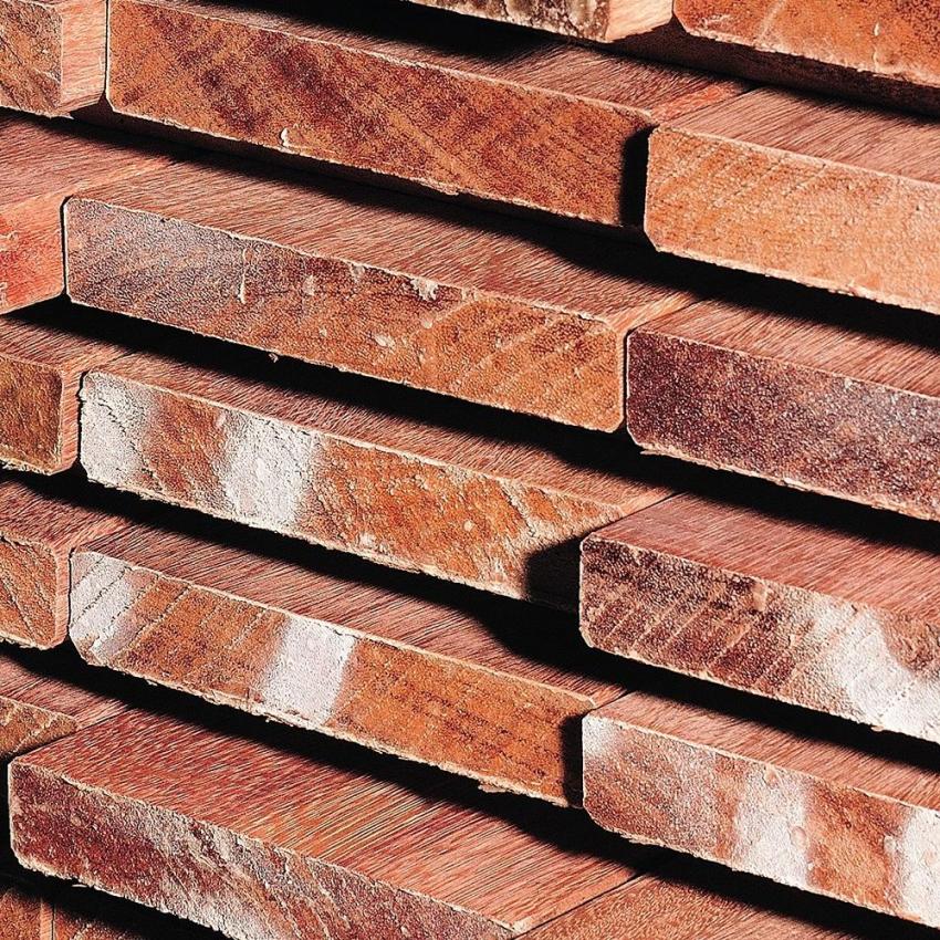 Op maat gezaagde houten planken