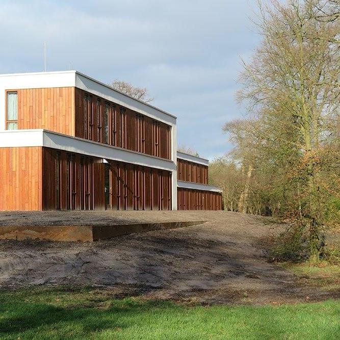 Achterkant van protestantse kerk op landgoed Hydepark in Doorn