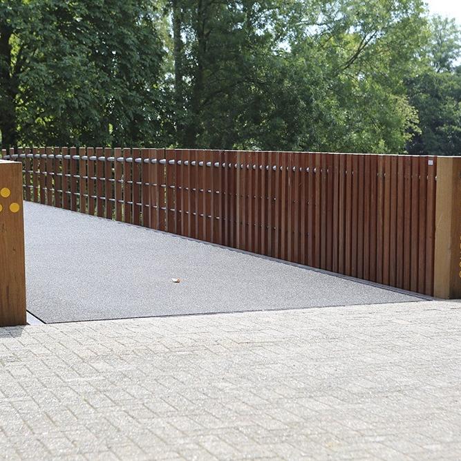 Hardhouten brugreling