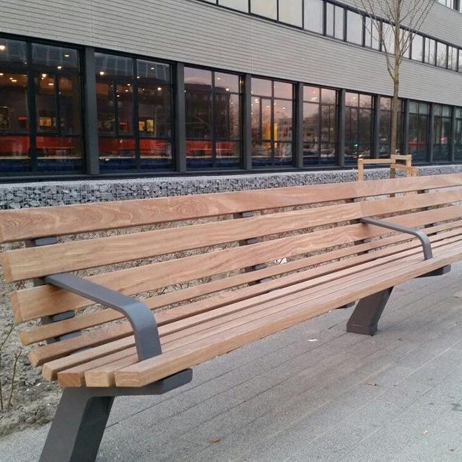 Straatmeubilair banken van hardhout