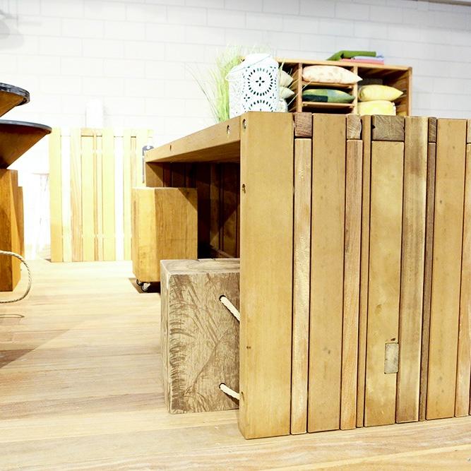 Zij aanzicht tafel van gerecycled hardhout