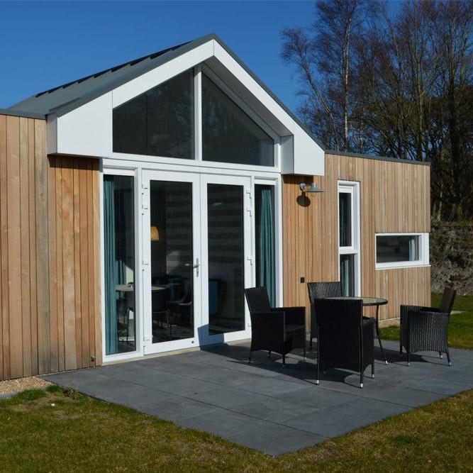 Vooraanzicht houten chalet in Renesse