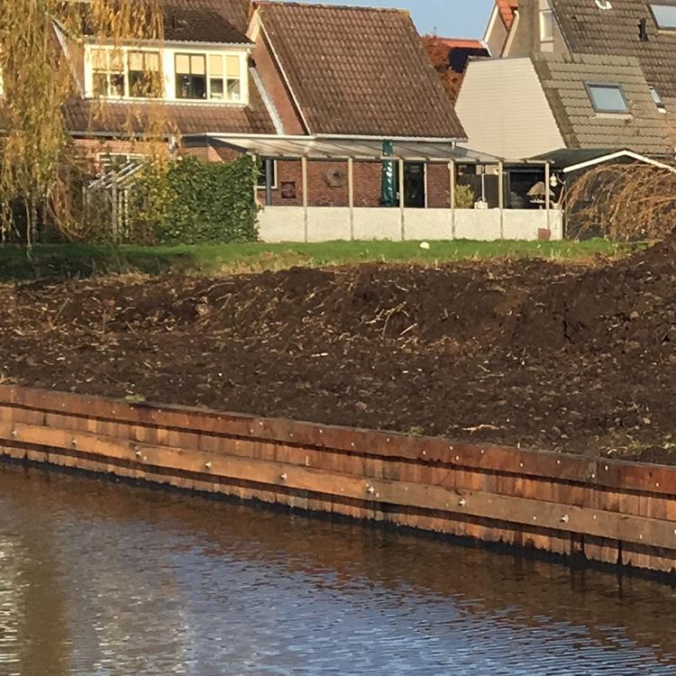 Hardhouten oeverbescherming