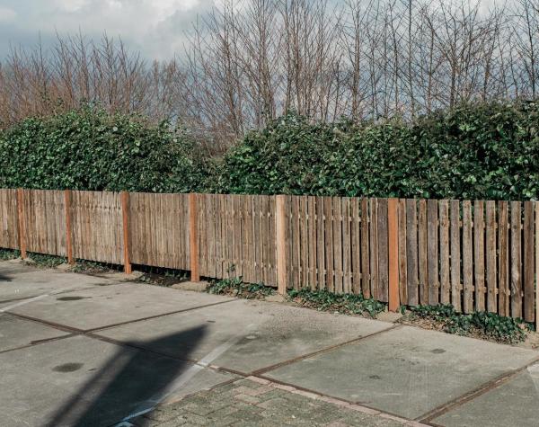 Houten hekwerk ontwikkeld met oude stalroosters