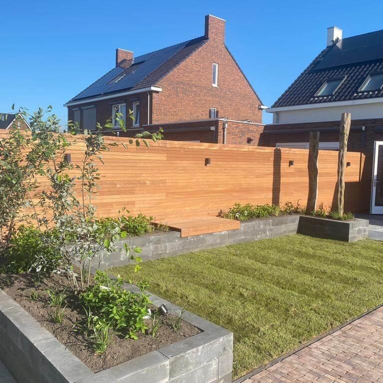 Overzicht van tuin met hardhouten schutting van Louro gamela met FSC keurmerk