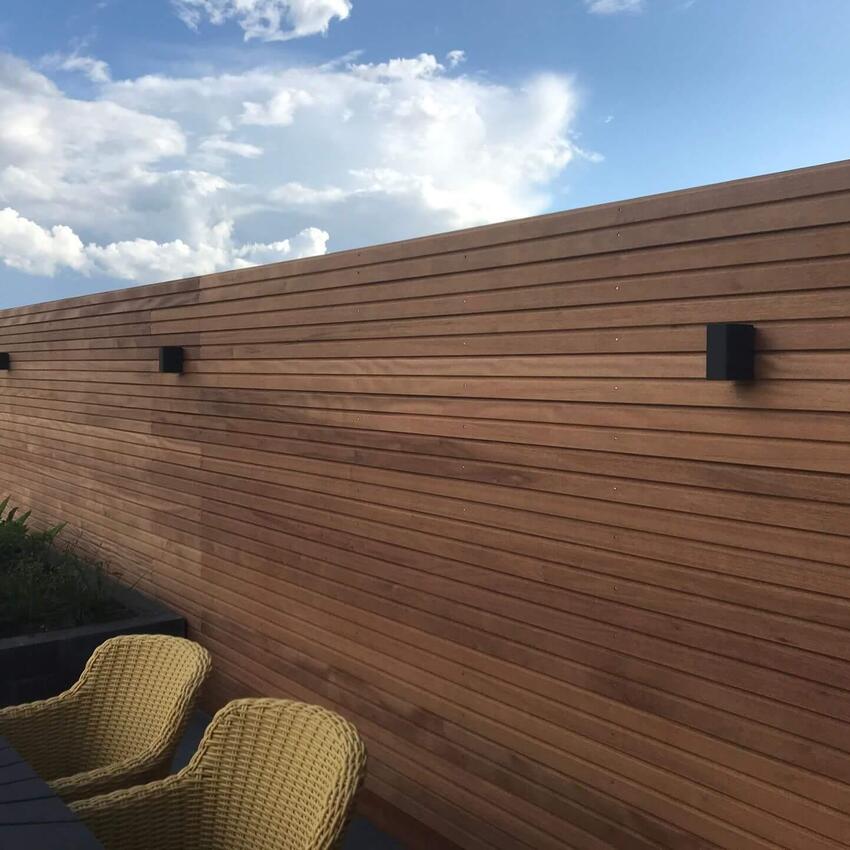 Prachtige hardhouten schutting in tuin Zaltbommel