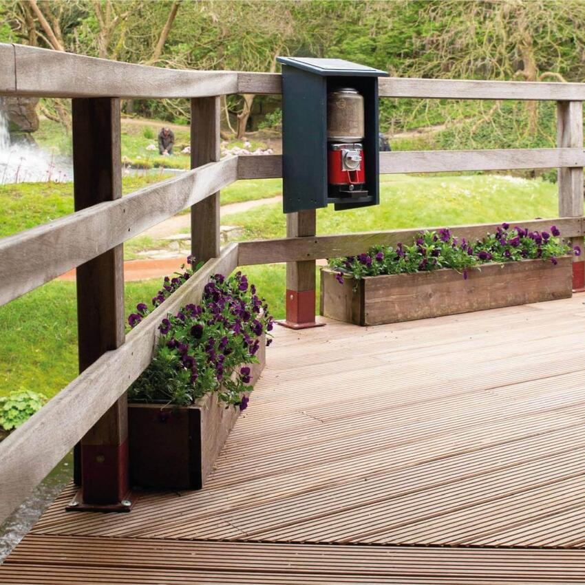 Hardhouten terras met warme gloed