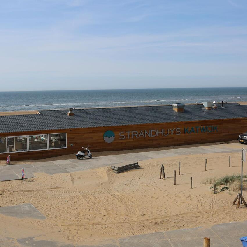 Gevelbekleding van duurzaam hardhout voor Strandhuys Katwijk