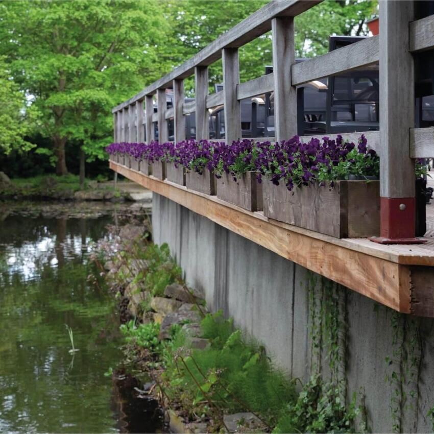 Kleurrijk houten terras in Kasteeltuinen Arcen