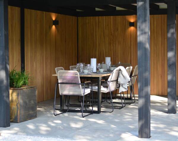 Favinha gevelbekleding in sfeervolle buitenruimte