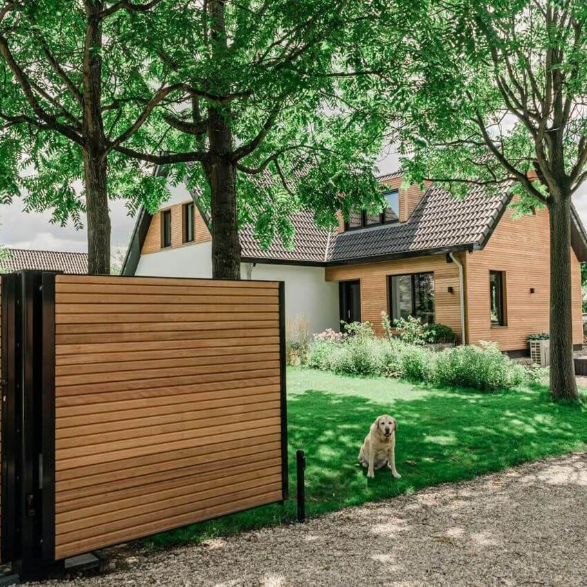 Modern tuinhek van tropisch hardhout met FSC keurmerk