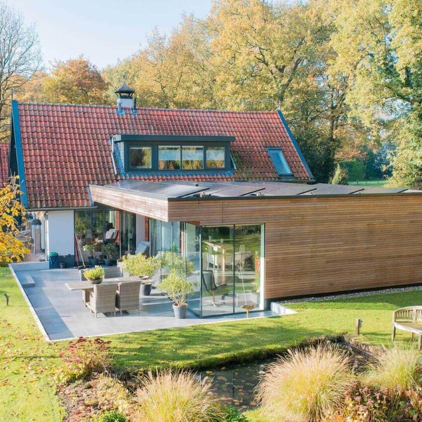 Ipe hardhout gevelbekleding in contrast met glas